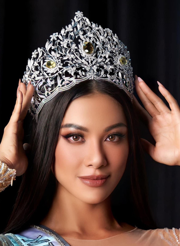 Trang phục bánh tét lá cẩm của Kim Duyên đi thi Miss Universe - Ảnh 2.