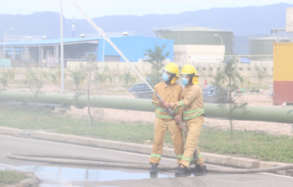 Nhà máy Nhiệt điện Vĩnh Tân 4 diễn tập xử lý sự cố tràn dầu - Ảnh 2.