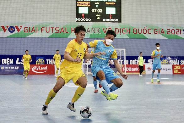 Cầu thủ futsal Khánh Hòa đeo khẩu trang thi đấu với Sahako - Ảnh 1.
