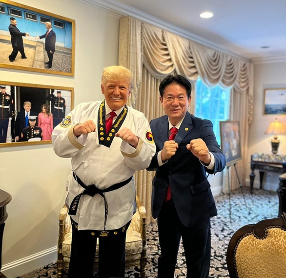 Nhận đai đen 9 đẳng taekwondo, ông Trump tuyên bố sẽ mặc võ phục tới Điện Capitol - Ảnh 1.