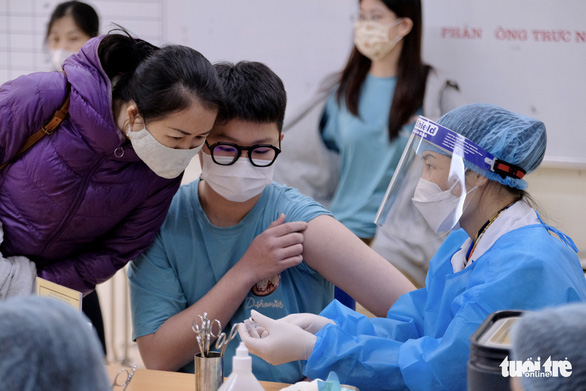 Những người trẻ từ 15-17 tuổi đầu tiên ở Hà Nội được tiêm vắc xin COVID-19 - Ảnh 5.