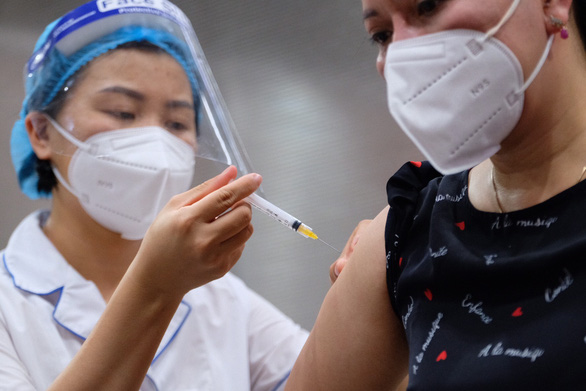 Việt Nam về đích sớm trong việc bao phủ vắc xin phòng COVID-19 - Ảnh 1.