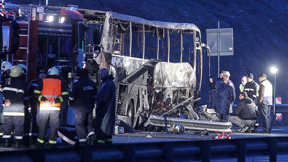 Thảm kịch xe buýt bốc cháy ở Bulgaria: Ít nhất 45 người chết - Ảnh 1.