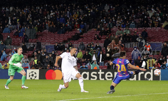 Ronaldo lập công đưa Man Utd vào vòng 16 đội Champions League - Ảnh 3.