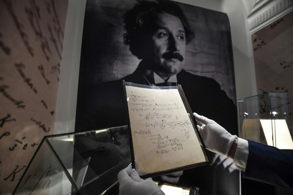 Bản thảo viết tay về Thuyết tương đối của Einstein được bán với giá 13 triệu USD - Ảnh 1.