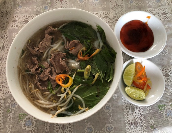 Tôi nhịn thèm để về quê ăn đúng quán phở quen - Ảnh 1. Tôi nhịn thèm để về quê ăn đúng quán phở quen - Ảnh 1.