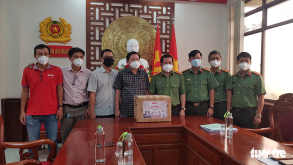 Báo Tuổi Trẻ trao tặng thiết bị y tế phòng, chống dịch COVID-19 cho tỉnh An Giang - Ảnh 2.