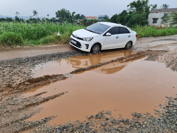 Mượn đường thi công cao tốc Đà Nẵng - Quảng Ngãi, đường nát mà không chịu sửa - Ảnh 8.