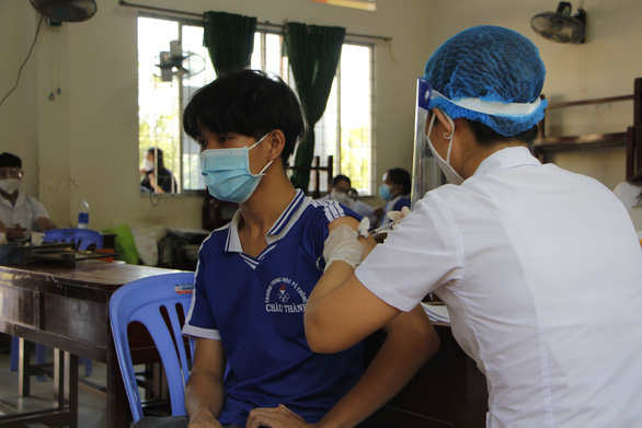 Kiên Giang: Người chưa tiêm vắc xin sẽ bị hạn chế dự tuyển vào làm việc ở các KCN - Ảnh 1.