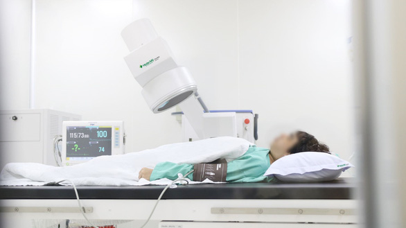 Bệnh viện Hoàn Mỹ Thủ Đức đưa máy tán sỏi ngoài cơ thể vào hoạt động - Ảnh 2.
