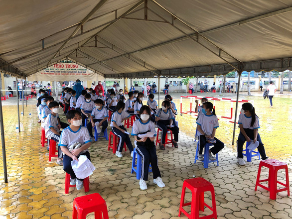 Bình Thuận bắt đầu tiêm gần 47.000 liều vắc xin cho trẻ em 12-17 tuổi - Ảnh 2.