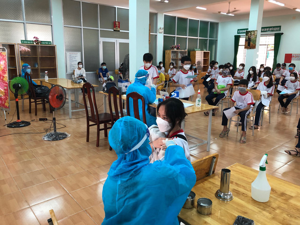 Bình Thuận bắt đầu tiêm gần 47.000 liều vắc xin cho trẻ em 12-17 tuổi - Ảnh 1.