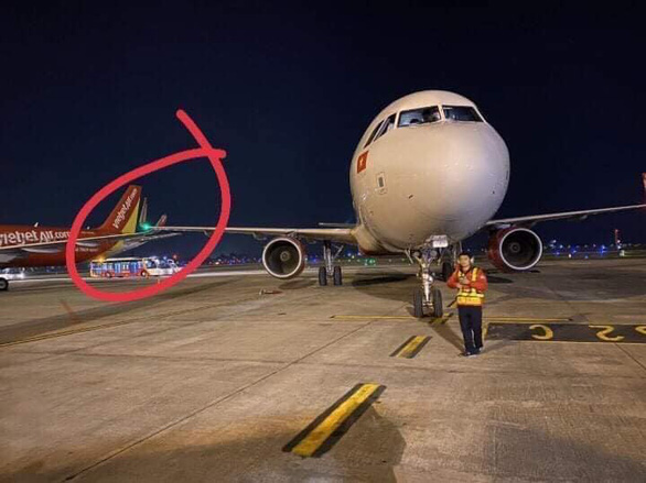 Hai máy bay va nhau gãy đầu mút cánh tại sân bay Nội Bài - Ảnh 1.