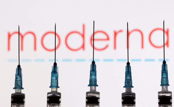Moderna nói năm 2022 mới có vắc xin mới chống biến thể Omicron - Ảnh 1.