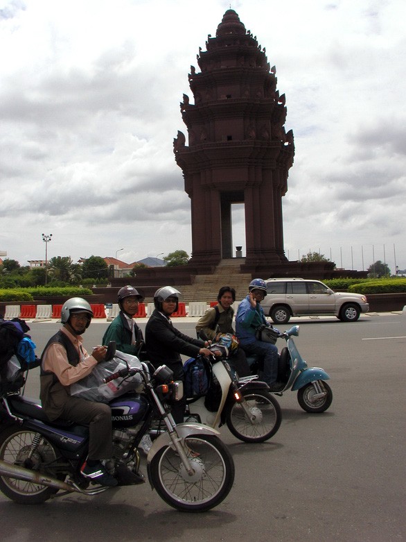 Chiếc Vespa vượt Trường Sơn ra Hà Nội lấy tấm bản đồ, vượt biên giới đậu ở Phnom Penh - Ảnh 7.