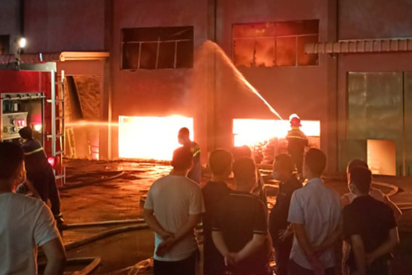 Sau tiếng nổ lớn, công ty máy móc nông nghiệp bùng cháy, cột lửa cao hàng chục mét  - Ảnh 1.