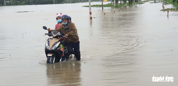 Phú Yên mưa suốt 3 ngày, sẵn sàng sơ tán cả ngàn dân - Ảnh 3.