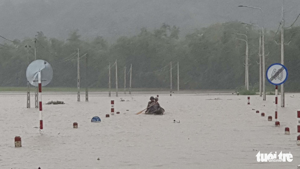 Phú Yên mưa suốt 3 ngày, sẵn sàng sơ tán cả ngàn dân - Ảnh 2.