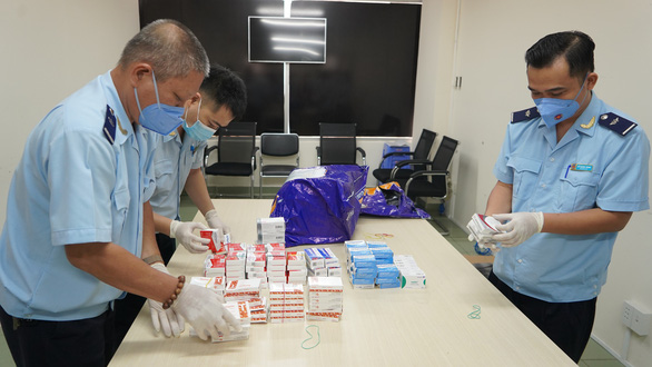 Thu giữ 3.000 viên thuốc hỗ trợ điều trị COVID-19 nhập lậu vào Việt Nam - Ảnh 1.