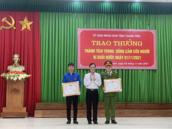 Khen thưởng phó công an xã và bí thư đoàn xã cứu cháu bé thoát chết đuối - Ảnh 1.