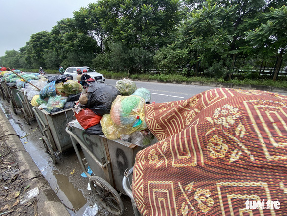 Rác sinh hoạt ùn ứ tại nhiều tuyến đường, khu đô thị ở Hà Nội - Ảnh 3.