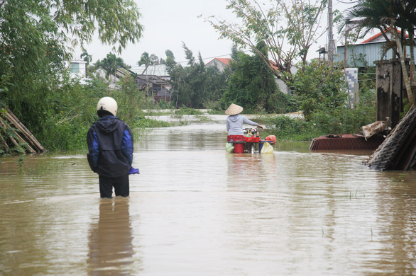 Nhiều khu vực ở Quảng Nam ngập sâu, dân dùng ghe đi lại - Ảnh 3.
