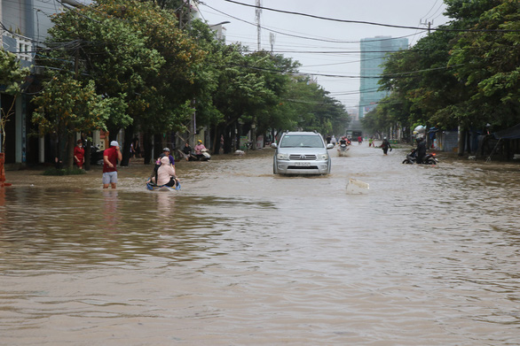 Phú Yên - Bình Định: 7 người chết do lũ, hàng chục ngàn nhà dân vẫn còn ngập lụt - Ảnh 1.
