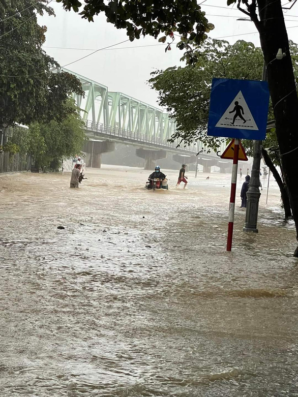 Bình Định hàng chục ngàn căn nhà bị ngập, Phú Yên dân đôn đáo chạy lũ - Ảnh 2.