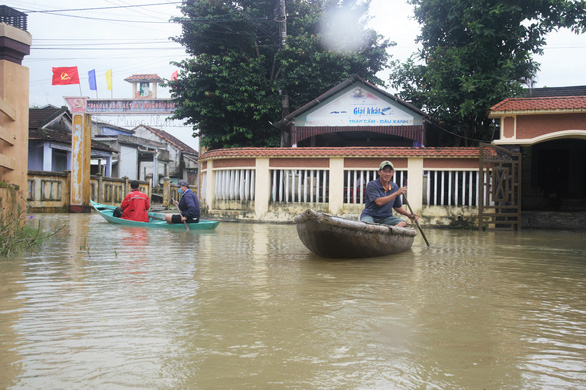 Nhiều khu vực ở Quảng Nam ngập sâu, dân dùng ghe đi lại - Ảnh 1.