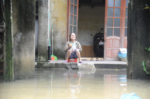 Nhiều khu vực ở Quảng Nam ngập sâu, dân dùng ghe đi lại - Ảnh 5.