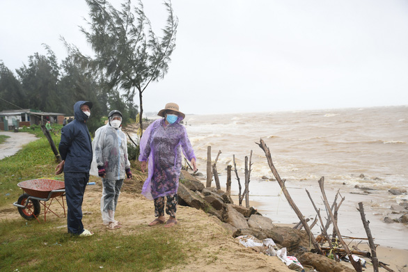 Dân lo biển nuốt nhà, trắng đêm canh sóng - Ảnh 3.