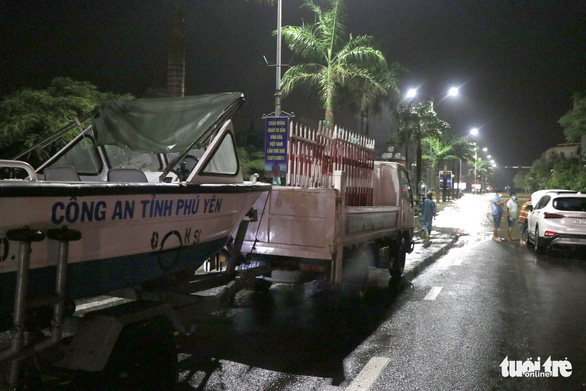 TP Tuy Hòa ngập lụt, dân chạy lũ bằng xuồng trên đường phố trong đêm - Ảnh 5.
