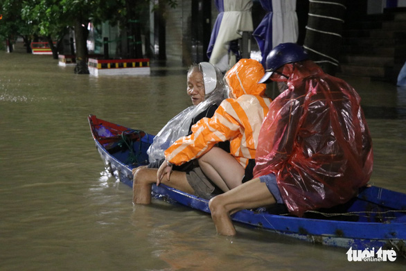 TP Tuy Hòa ngập lụt, dân chạy lũ bằng xuồng trên đường phố trong đêm - Ảnh 1.