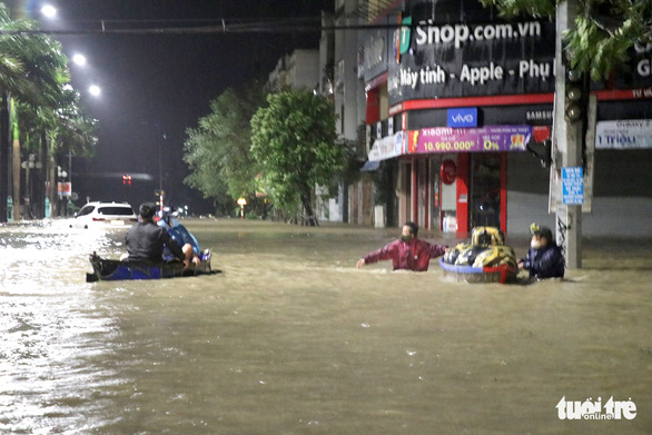 TP Tuy Hòa ngập lụt, dân chạy lũ bằng xuồng trên đường phố trong đêm - Ảnh 3.