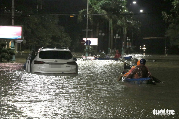 TP Tuy Hòa ngập lụt, dân chạy lũ bằng xuồng trên đường phố trong đêm - Ảnh 4.