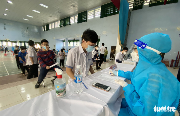 F1 đã tiêm vắc xin ở Nghệ An được cách ly tại nhà 14 ngày - Ảnh 1.