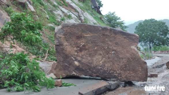 Khối đá 35 tấn chắn đường chính lên núi Cấm, An Giang công bố tình huống khẩn cấp - Ảnh 1.