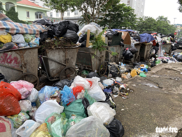 Rác thải ùn ứ ở Hà Nội: ‘Sẽ không để rác ở nội thành tồn đọng trong ngày’ - Ảnh 2.