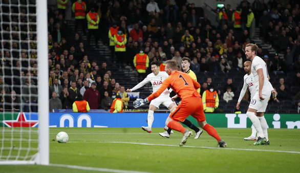 Tottenham thắng nghẹt thở trong ngày HLV Antonio Conte ra mắt - Ảnh 2.