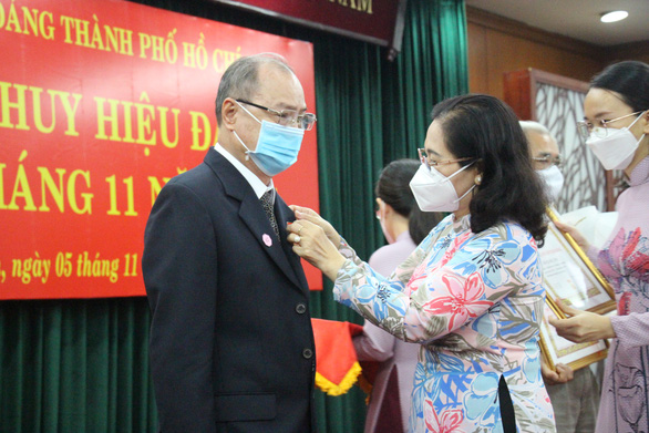 Phó bí thư Thành ủy Nguyễn Thị Lệ trao huy hiệu cho đảng viên lão thành - Ảnh 1.