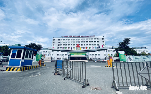 Từ sáng 5-11, bệnh viện lớn nhất Nghệ An chỉ nhận bệnh nhân cấp cứu điều trị - Ảnh 1.