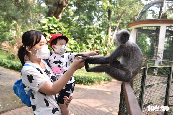 Ngày đầu Thảo cầm viên mở cửa trở lại, người dân ‘rần rần’ tới ủng hộ - Ảnh 5.