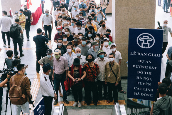 Ngày đầu đi tàu điện Cát Linh - Hà Đông miễn phí, người dân xếp hàng chờ trải nghiệm - Ảnh 7.