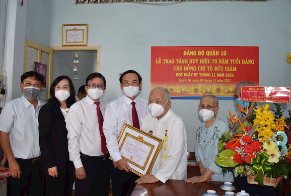 Bí thư Nguyễn Văn Nên đến nhà trao Huy hiệu 75 năm tuổi Đảng cho hai đảng viên - Ảnh 1.