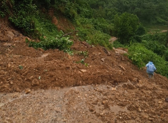 Quảng Nam mưa lớn, đường ngập nước, sạt lở miền núi - Ảnh 3.