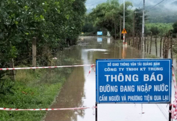 Quảng Nam mưa lớn, đường ngập nước, sạt lở miền núi - Ảnh 4.