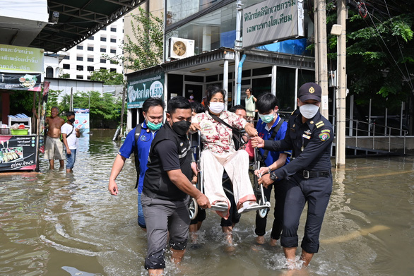 Thống đốc Bangkok xin lỗi dân vì ngập nặng do triều cường - Ảnh 6.