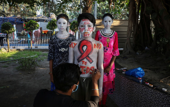 Châu Á kỳ thị nhất với người nhiễm HIV/AIDS ở chỗ làm - Ảnh 1.