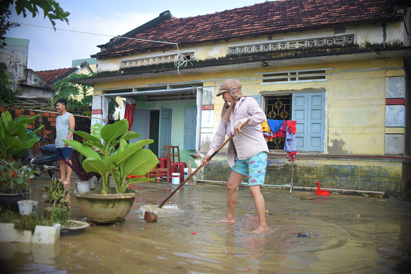 Nước rút, bùn đất ngổn ngang, người dân vùng rốn lũ Bình Định tất bật dọn nhà - Ảnh 3.