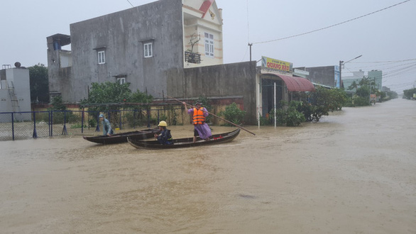 Phú Yên - Bình Định: 7 người chết do lũ, hàng chục ngàn nhà dân vẫn còn ngập lụt - Ảnh 2.